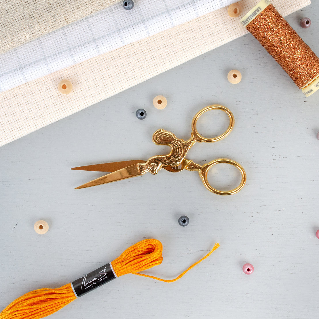 Kreuzstichschere 24K GOLD Kollektion 9,5 cm von Premax 10359: Luxus und Präzision für Ihre Stickprojekte