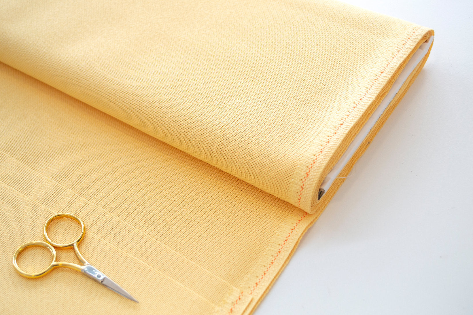 Tela Lugana 25 ct. 3835/205 Amarillo de ZWEIGART para punto de cruz