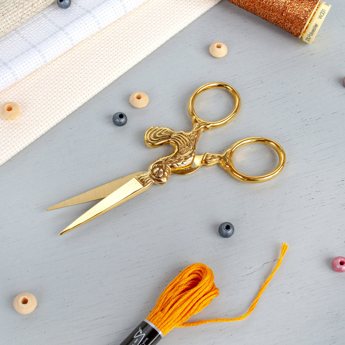 Kreuzstichschere 24K GOLD Kollektion 9,5 cm von Premax 10359: Luxus und Präzision für Ihre Stickprojekte