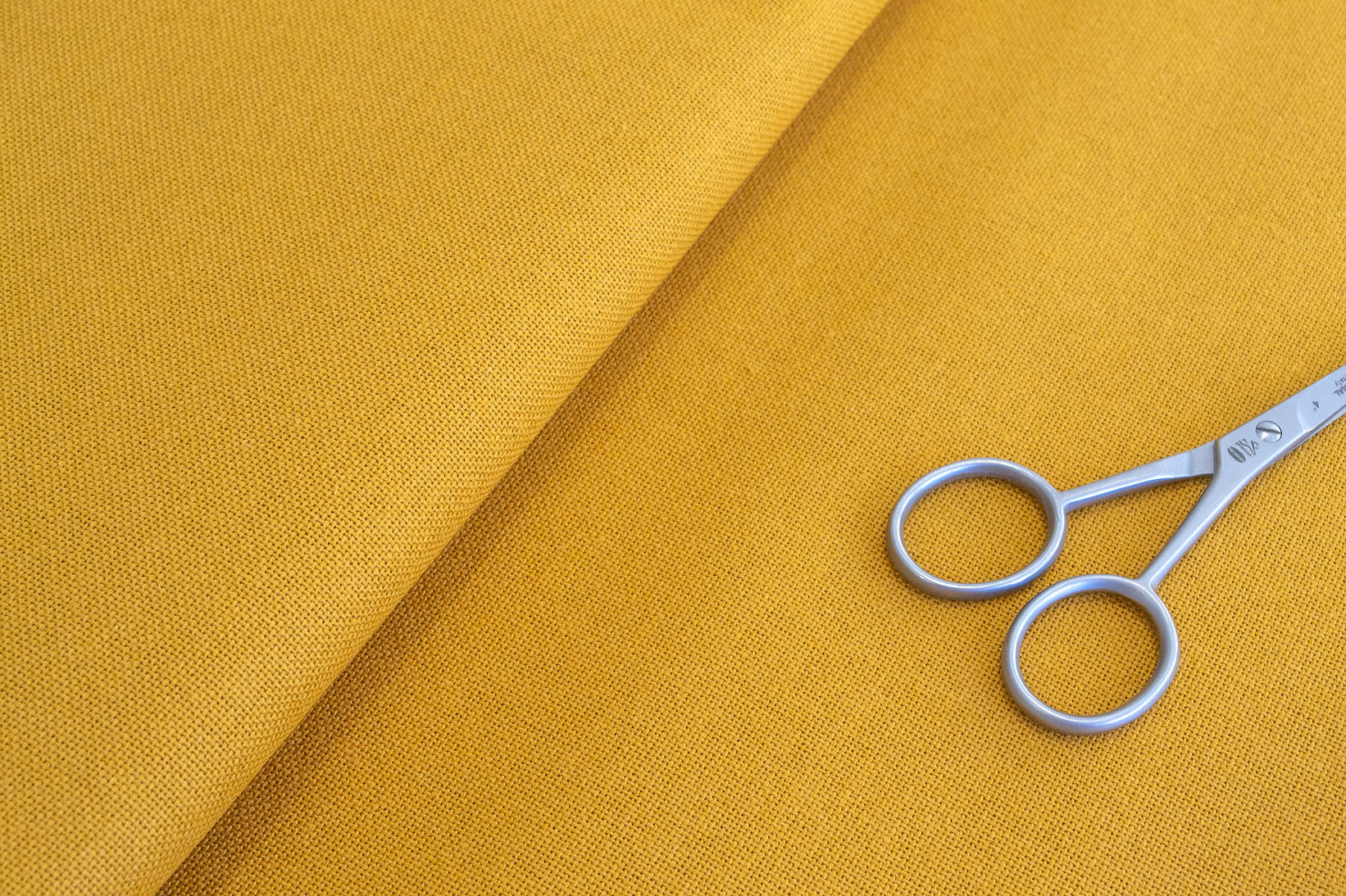 3984/4028 Tela Murano Lugana 32ct de Zweigart en Color Amarillo Oscuro