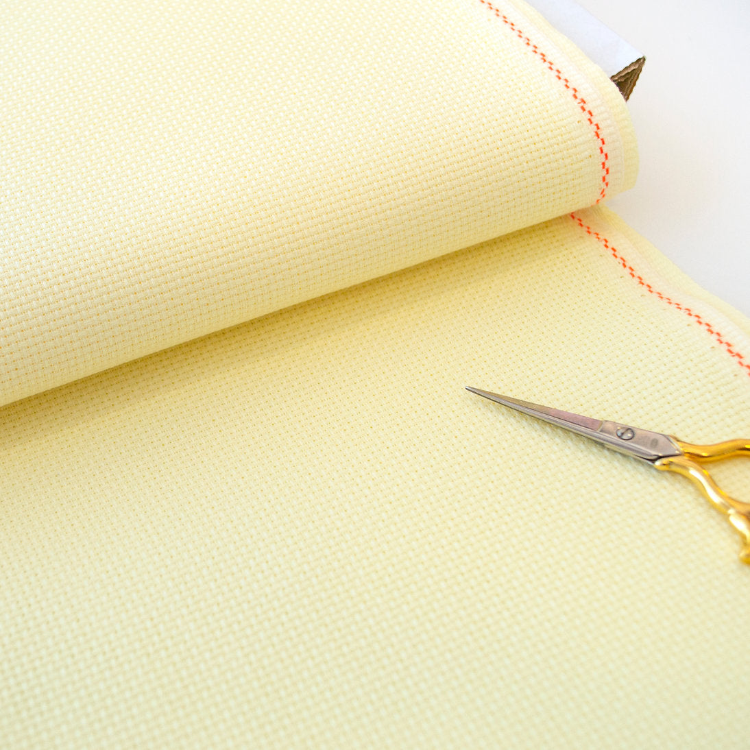 3706/2030 Tela AIDA 14 ct. Color Amarillo de ZWEIGART para punto de cruz