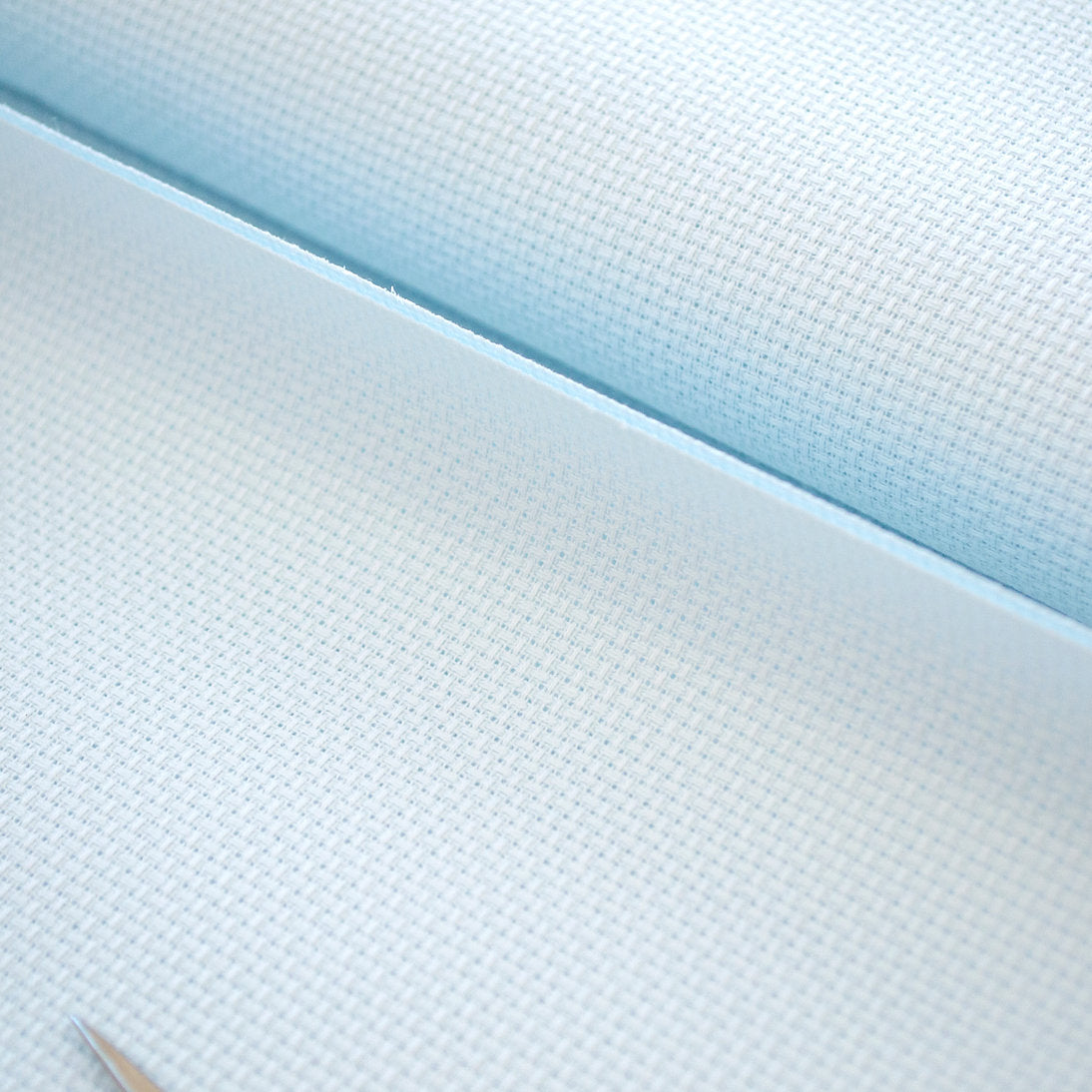 Tela AIDA 14 ct. 3706/550 Color Azul Claro de ZWEIGART para punto de cruz