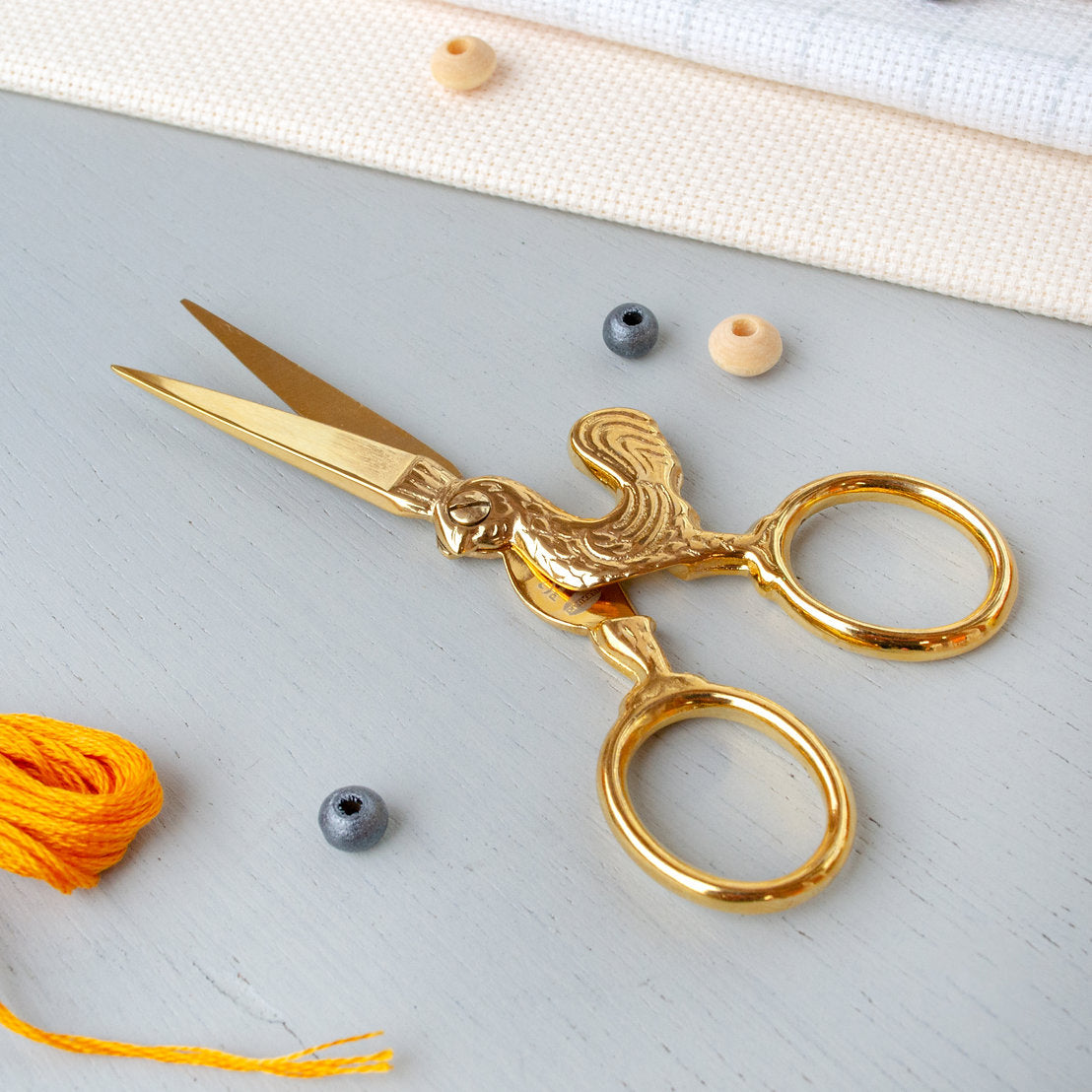 Kreuzstichschere 24K GOLD Kollektion 9,5 cm von Premax 10359: Luxus und Präzision für Ihre Stickprojekte