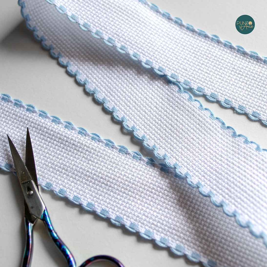 Cinta de Entredos 30 mm - Aida 14ct. con Ribete Azul Claro de ZWEIGART 7003/151
