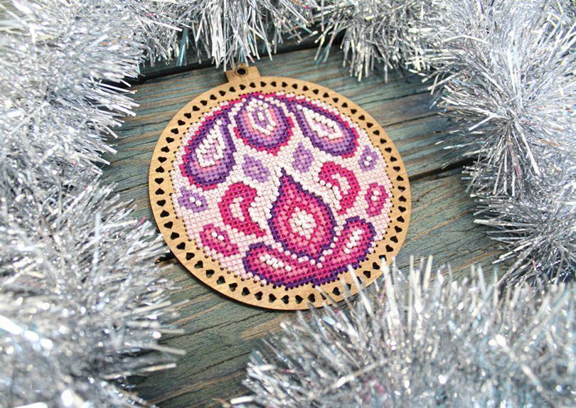 Mysterious Patterns. Adorno Navideño - SO-086 MP Studia - Kit con abalorios