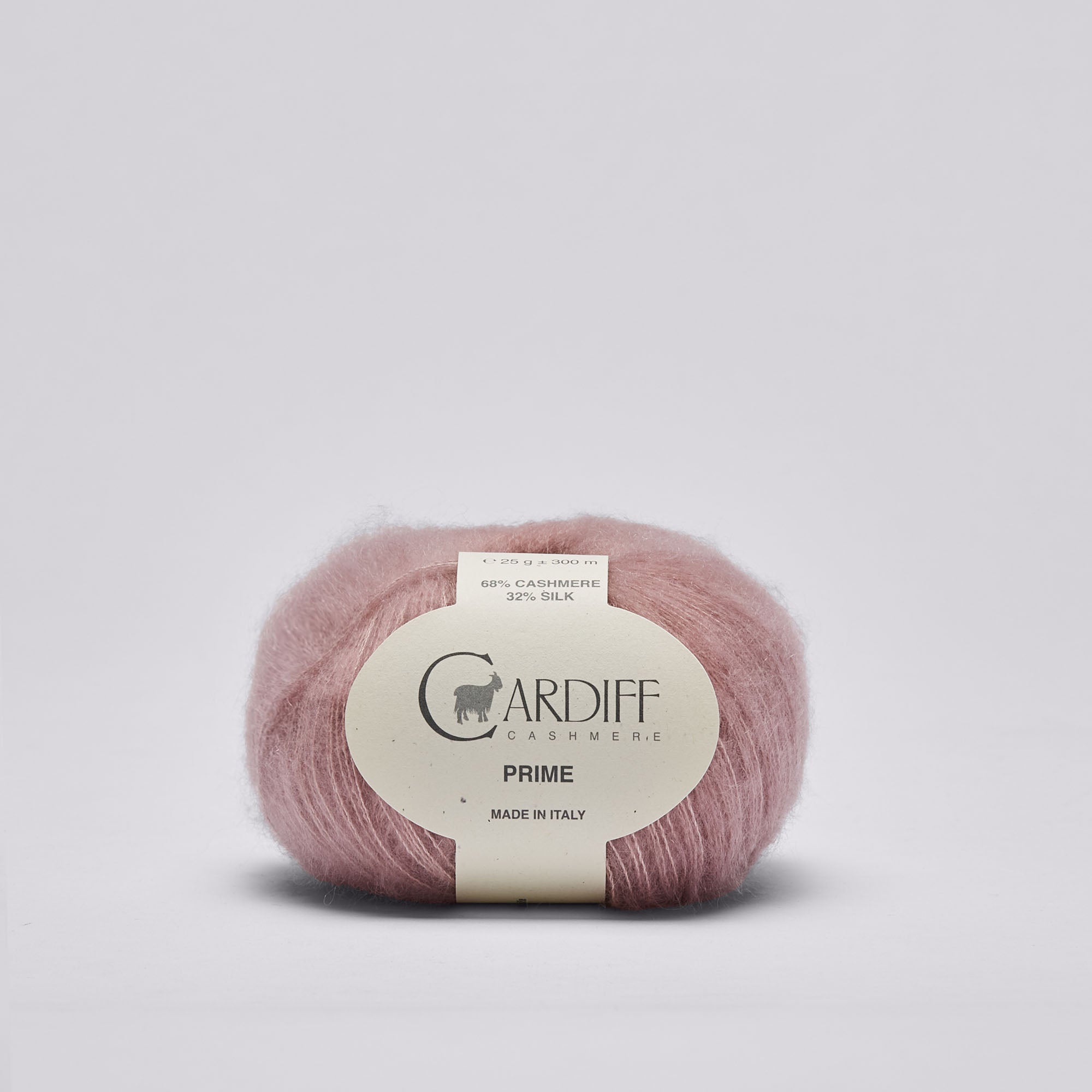 Cardiff Cashmere Prime, ovillo de lana cepillada de cachemira y seda Mulberry en color 106 Muji, hilo fino y ligero ideal para tejer solo o como hebra acompañante en proyectos delicados.