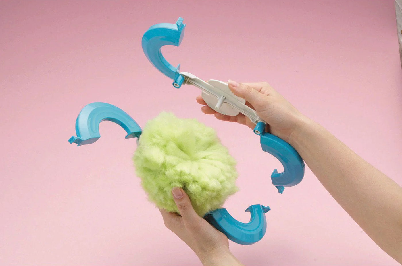 Máquina para hacer pompones extragrandes de lana de Clover 3128