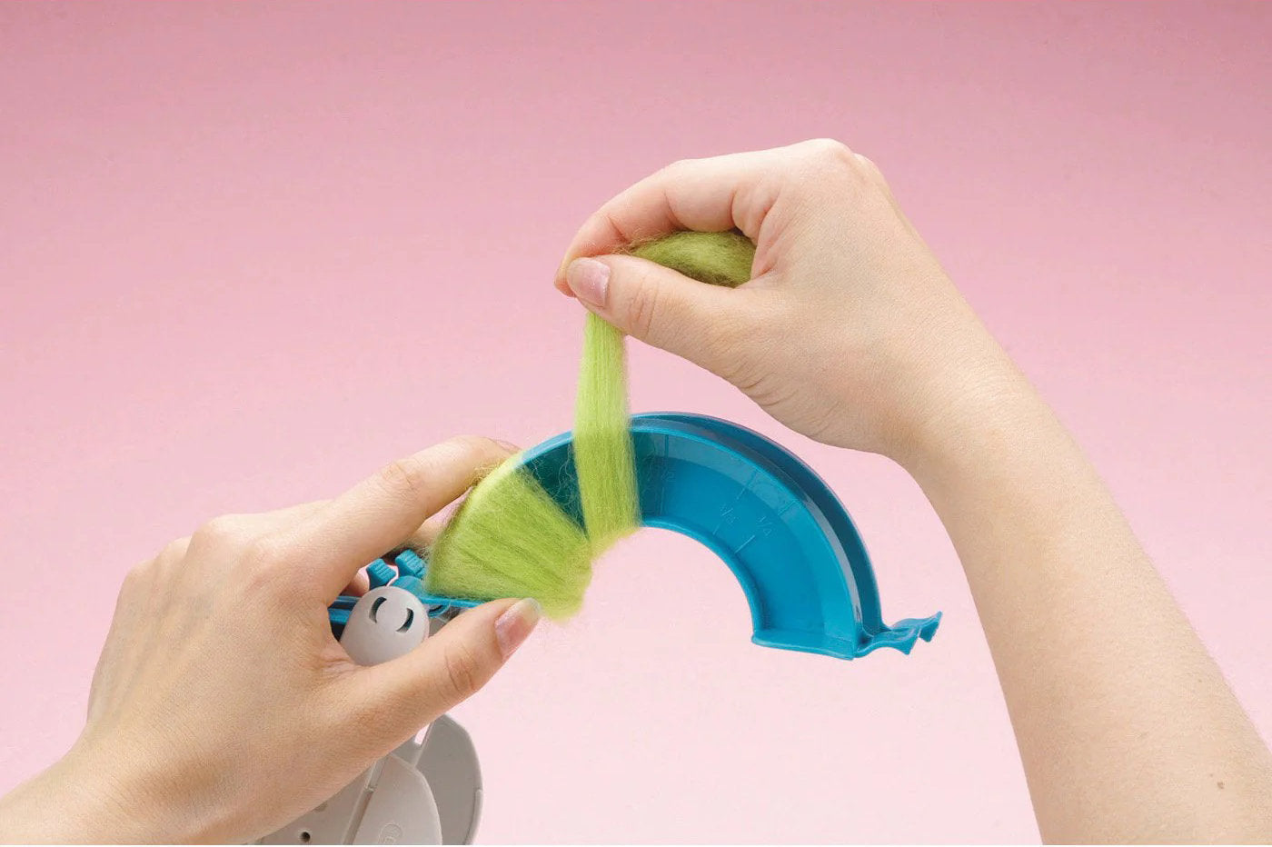 Máquina para hacer pompones extragrandes de lana de Clover 3128