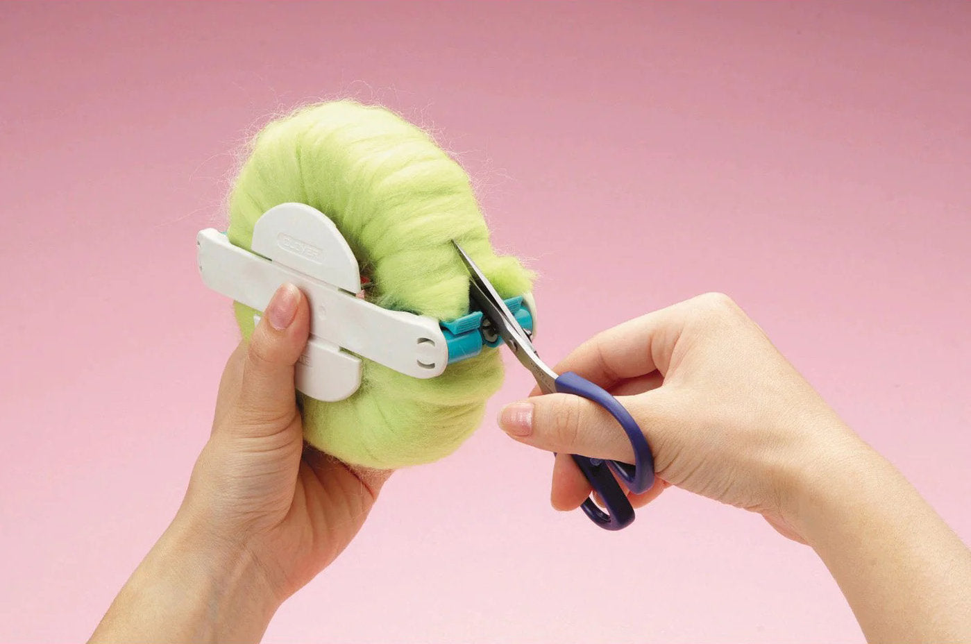 Máquina para hacer pompones extragrandes de lana de Clover 3128