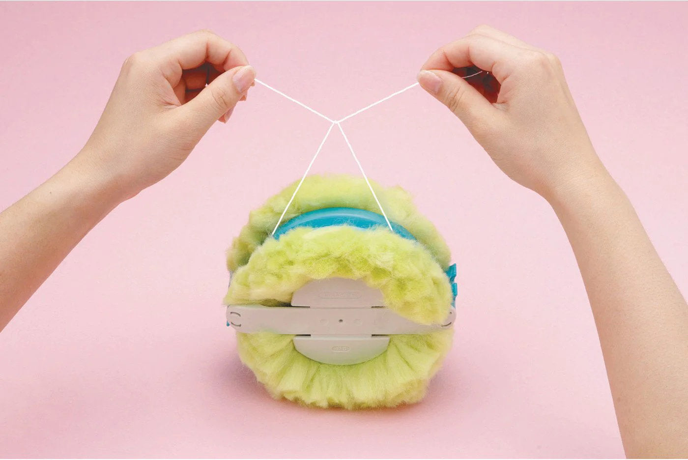 Máquina para hacer pompones extragrandes de lana de Clover 3128