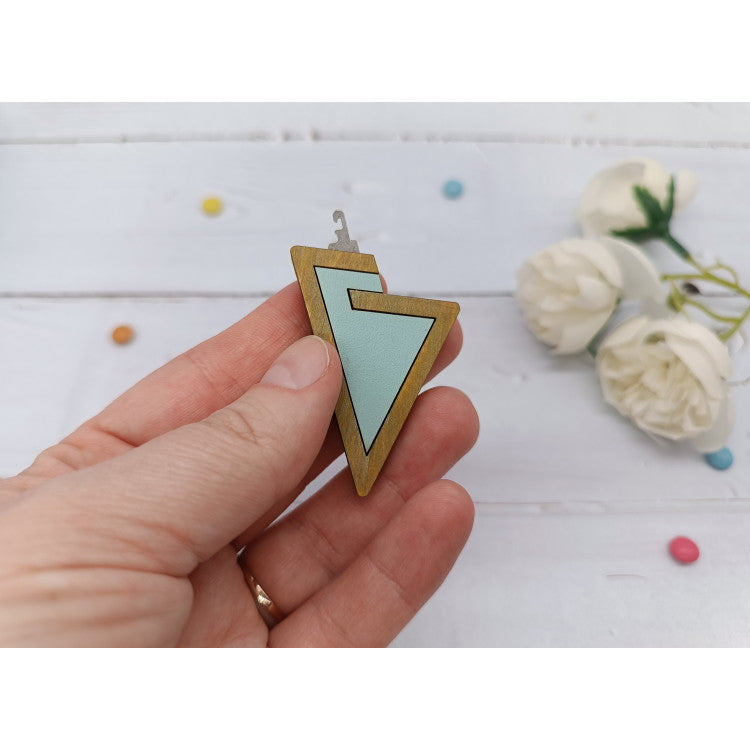 Wizardi KF070/3 Turquoise Triangular Needle Threader