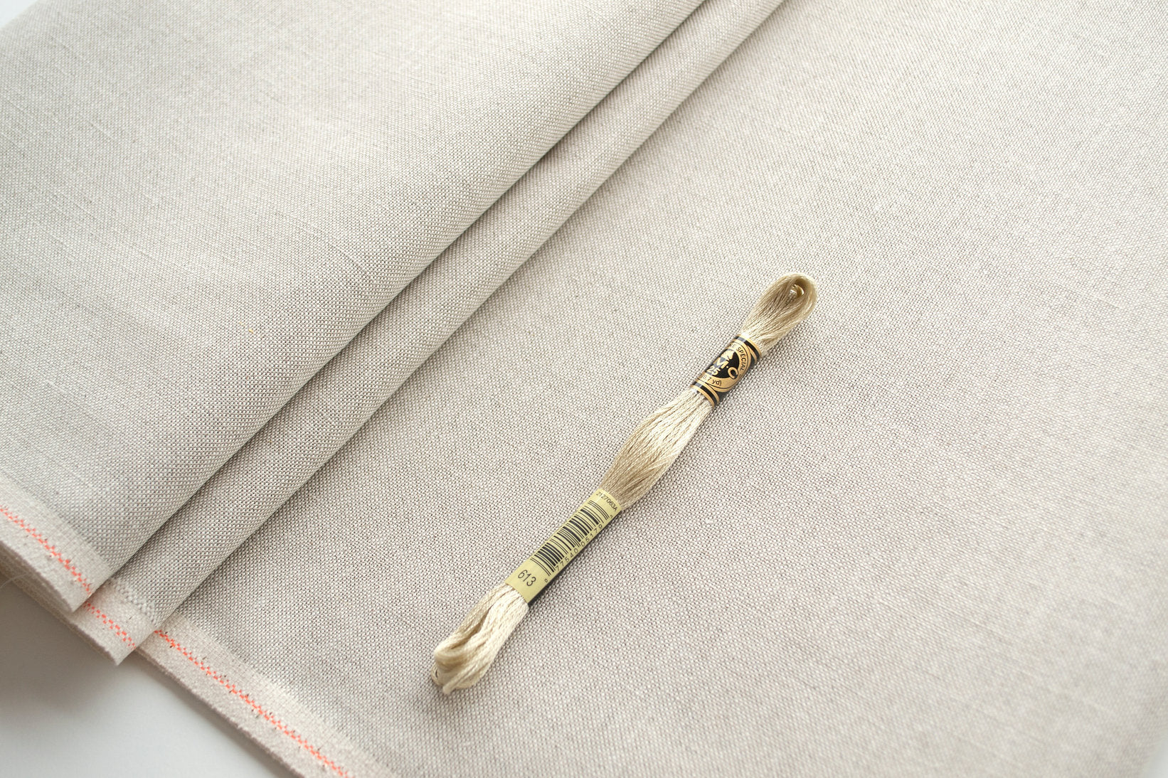 Tela Lucan 3482/53 de 32 ct. en Natural - ZWEIGART: Elegancia y Durabilidad en Punto de Cruz