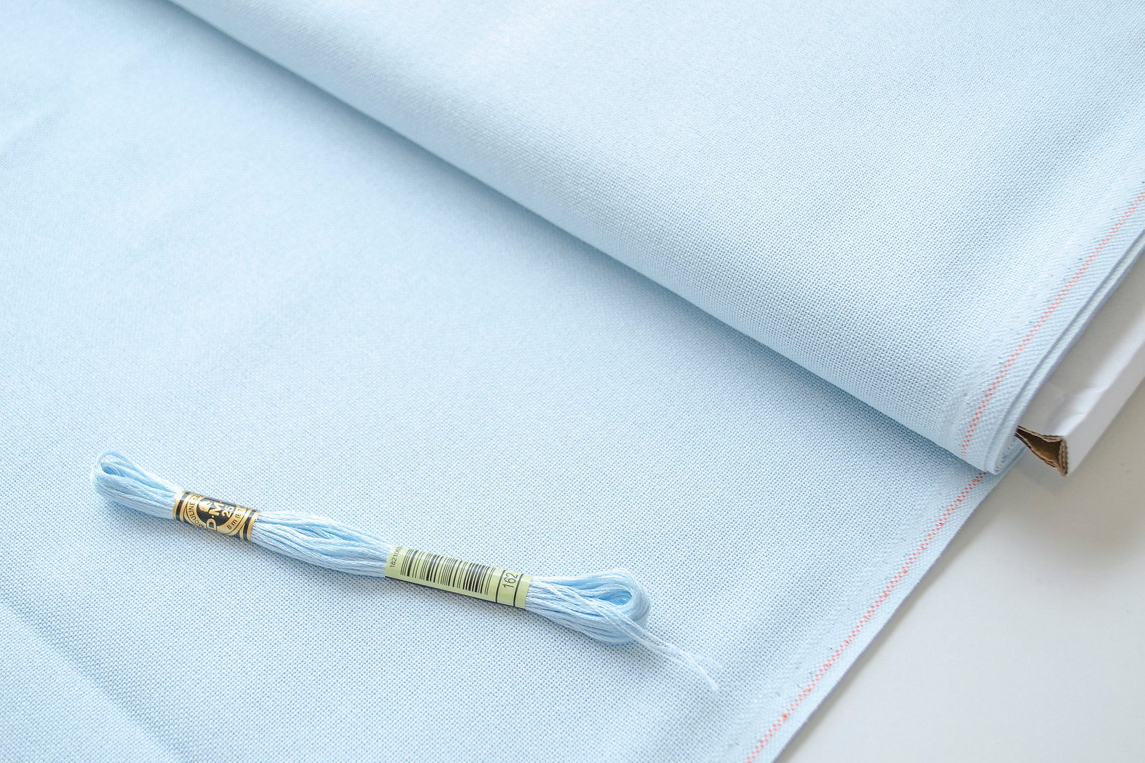 3270/550 Tela Brittney Lugana 28 ct. Ice Blue de Zweigart para Punto de Cruz
