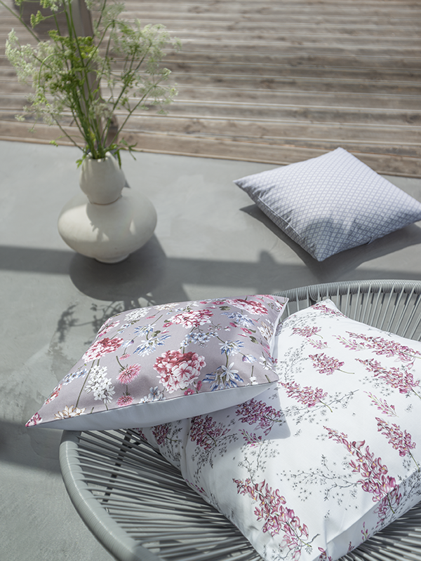 Gütermann Most Beautiful Cotton Fabric with Elegant Floral Motifs 647013/493
