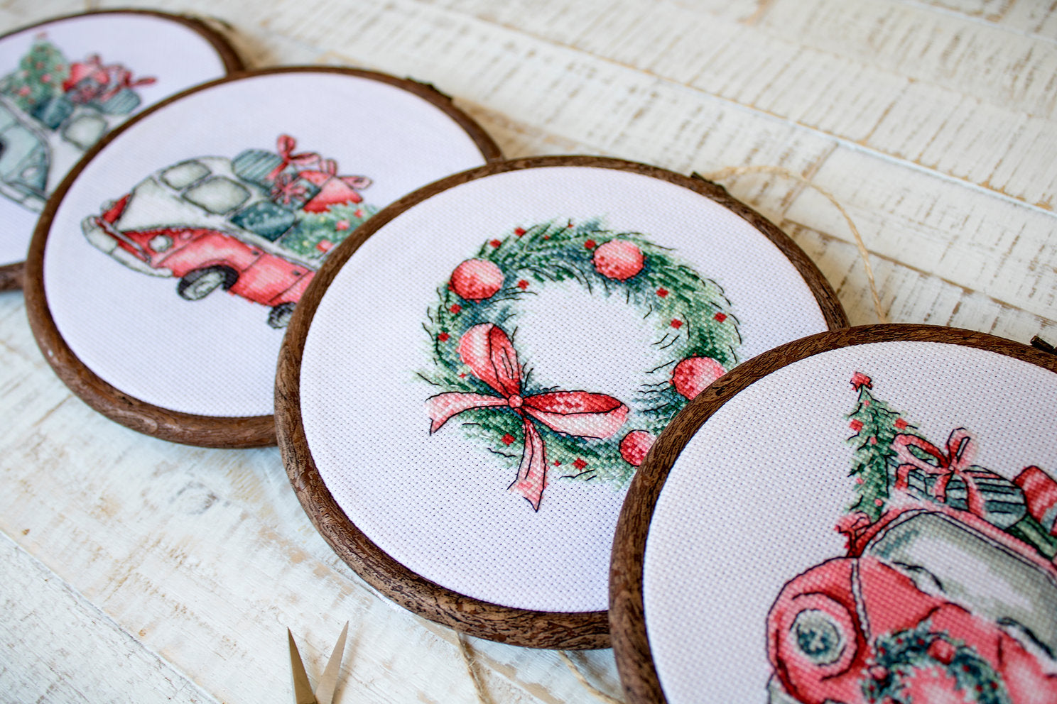 Kreuzstich-Set. 5 in 1 / Retro Weihnachtsautos LETI 965 LETISTITCH