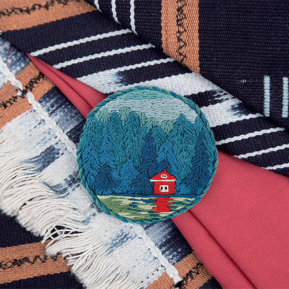 Broche. Una cabaña junto al lago - JK-2145 Panna - Kit de bordado Tradicional