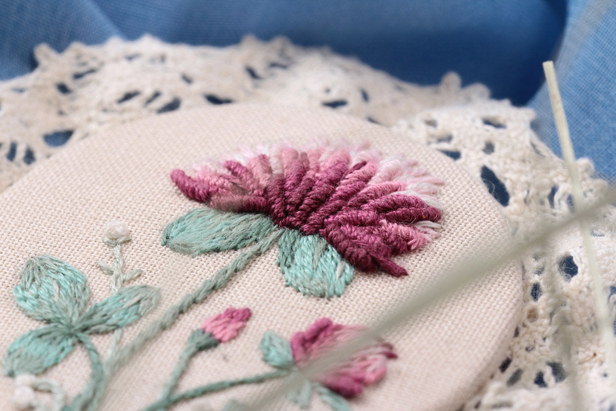 Broche. Trébol y guisante de olor - JK-2212 Panna - Kit de bordado Tradicional