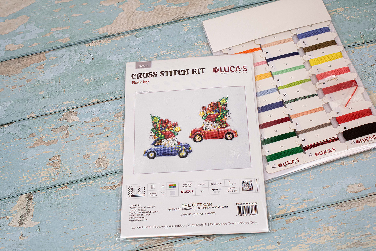 Kit de Punto de Cruz. El Coche con Regalos - JK035 Luca-S - Adornos Navideños