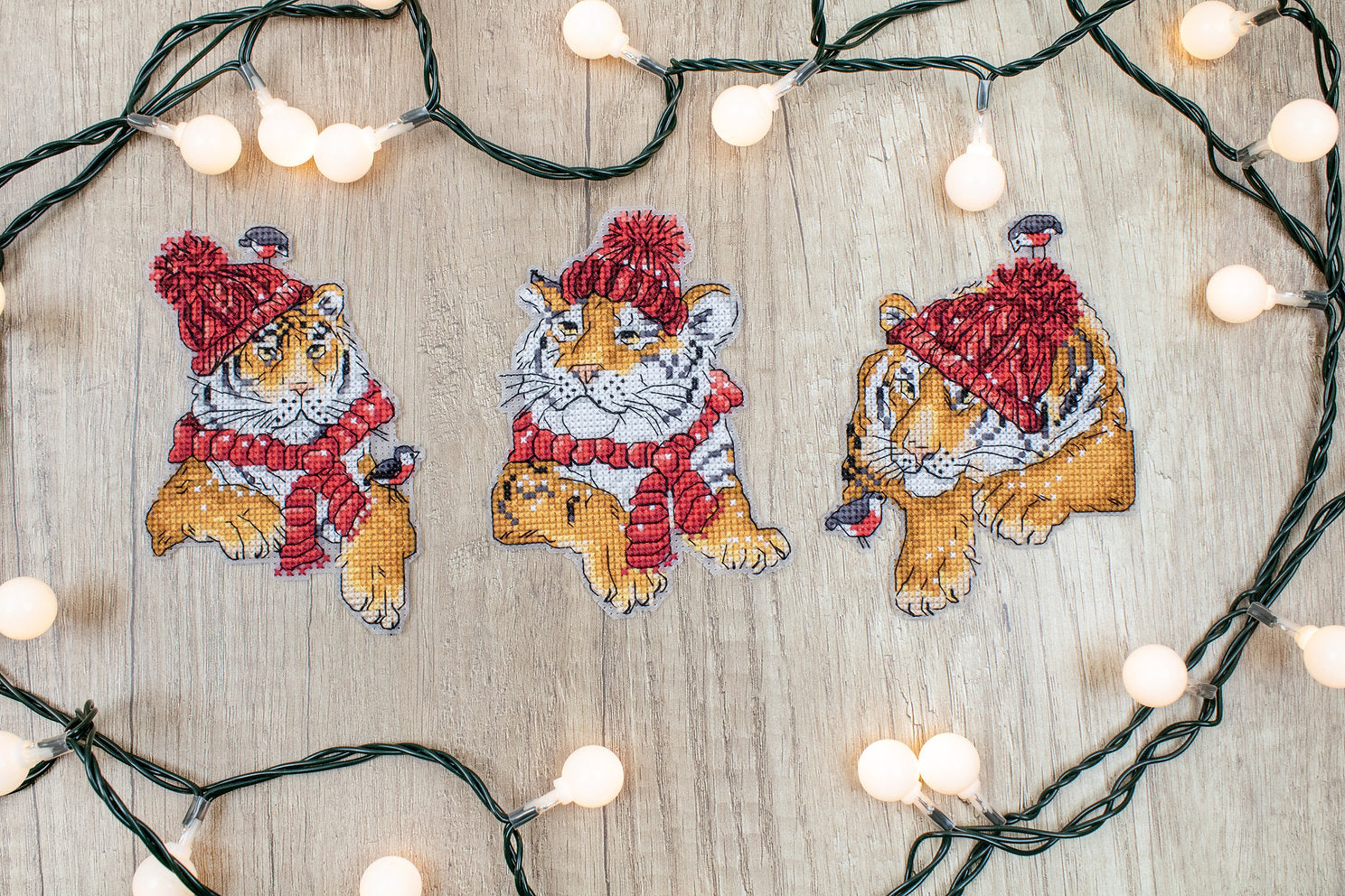 L8017 Weihnachtstiger – LETISCTITH – Kreuzstichset