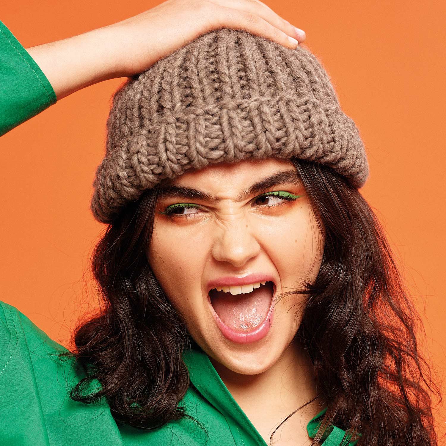 Patrón de gorro de punto Iconic tejido con Chunky Wow de Katia!