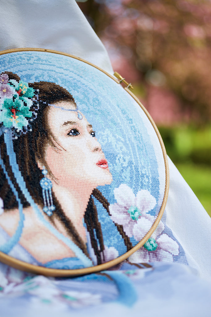 Lanarte Kreuzstich-Kit. Asiatische Dame in Blau – PN-0169168