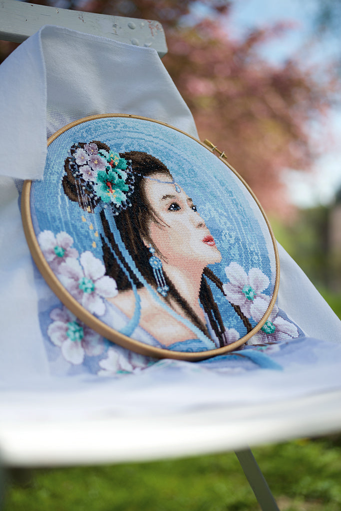 Lanarte Kreuzstich-Kit. Asiatische Dame in Blau – PN-0169168