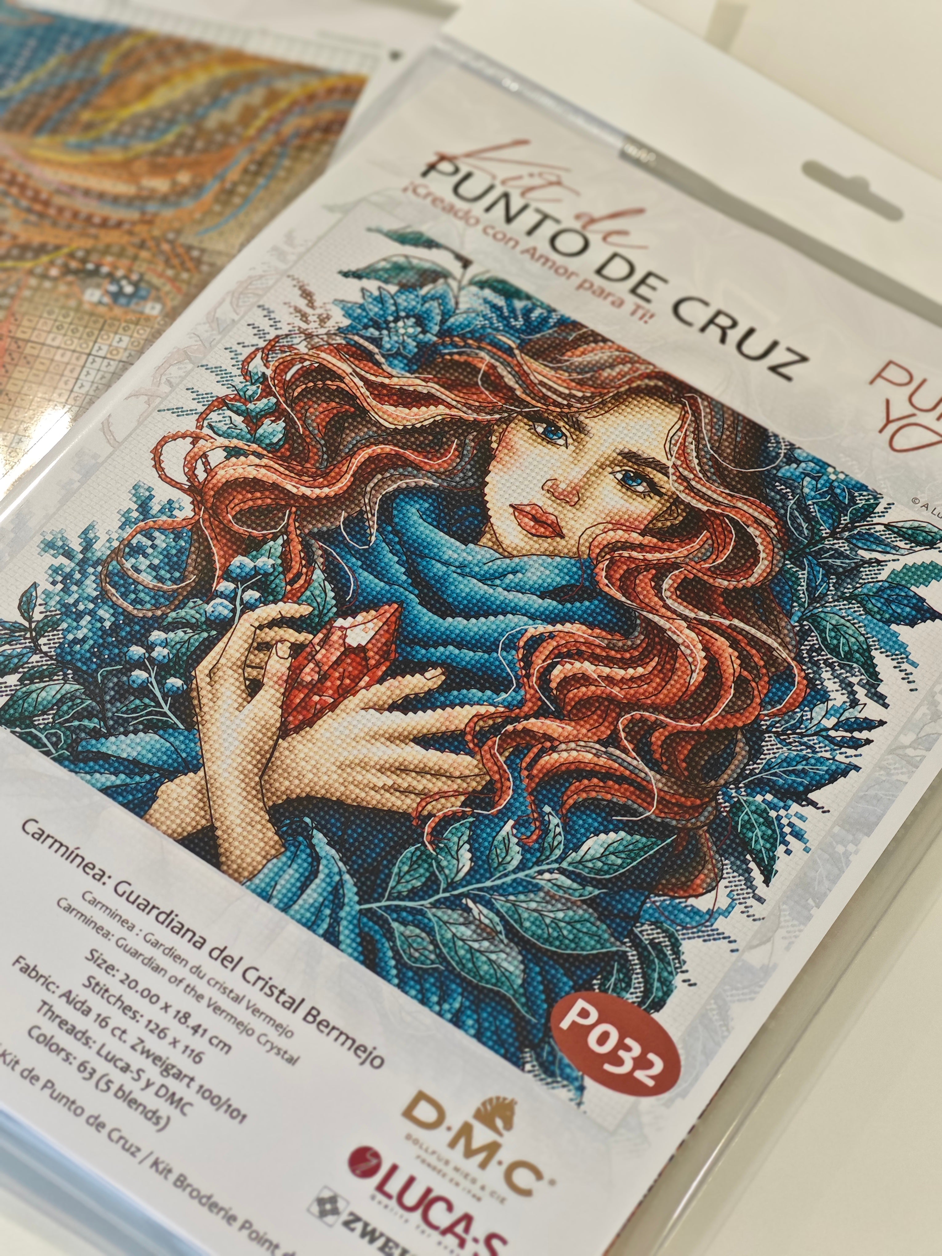 Kit de Punto de Cruz "Carmínea: Guardiana del Cristal Bermejo" de Punto y Arte - P032