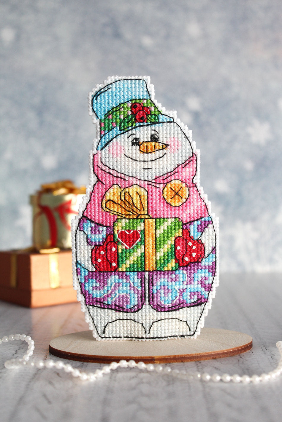 Schneemann mit Geschenken – SR-844 MP Studia – Kreuzstichset