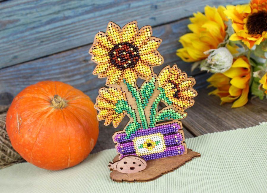 Stickerei mit Perlen auf Holzsockel „Sonnenblumen in einer Box“ SO-099 MP Studia