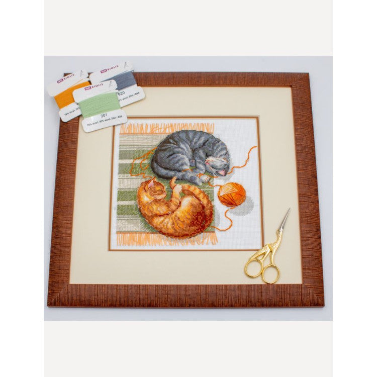 Kit de Punto de Cruz Aine A1035 Cats and Threads – Gatos con Ovillo en Aida 14