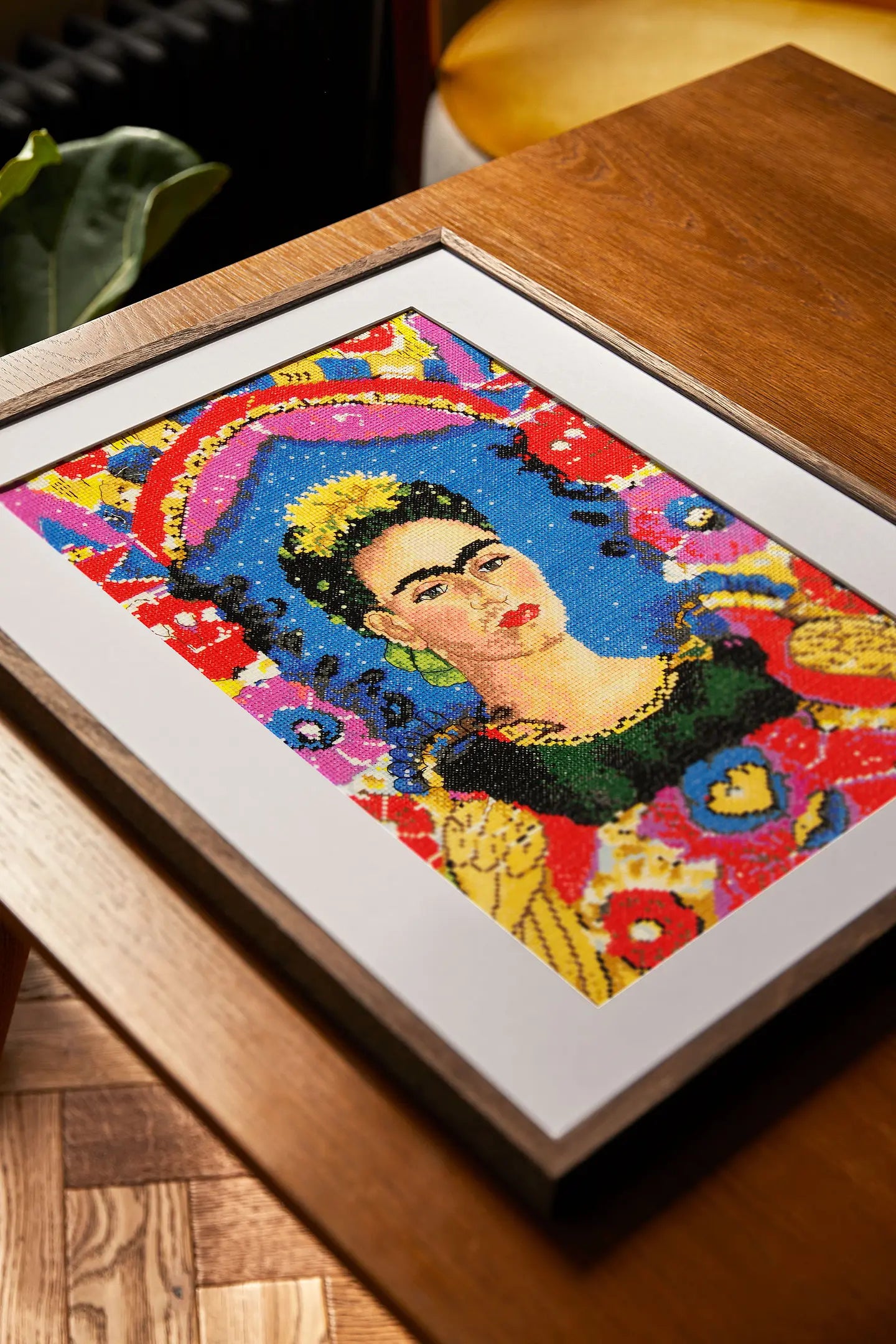 El Marco de Frida Kahlo – Kit de Punto de Cruz Avanzado DMC BK1993