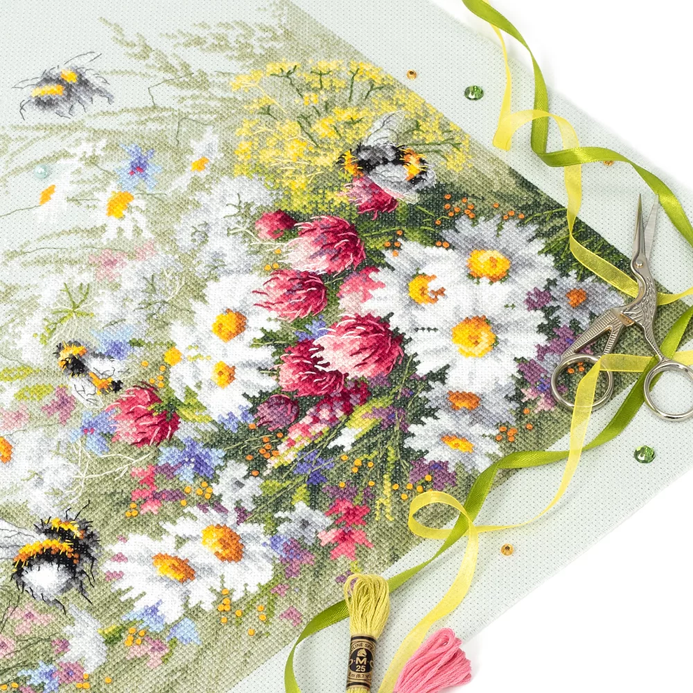 Cross Stitch Kit. 510-225 Daisies and Clover. Magic Needle