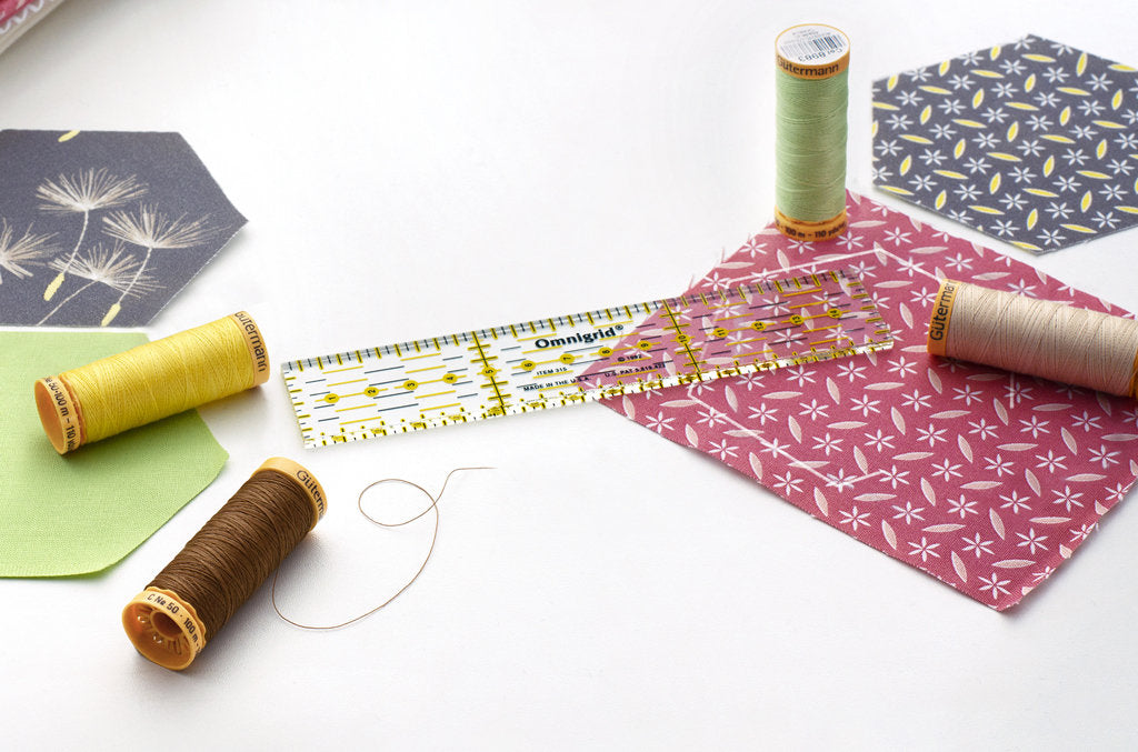 Gütermann thread set for patchwork. 8 spools of mercerized cotton C Ne 50 100m and Omnigrid® ruler