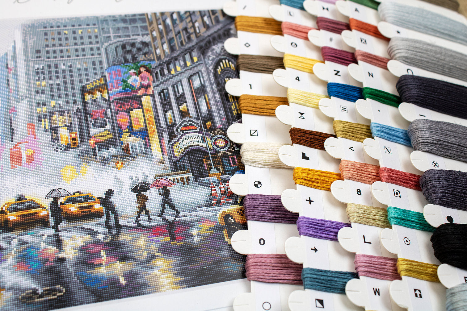 Kreuzstichset „New York“ – LETISTITCH L8012 – inklusive 16ct Aida-Tuch. und 56 Farben von Mouliné-Ankerfäden