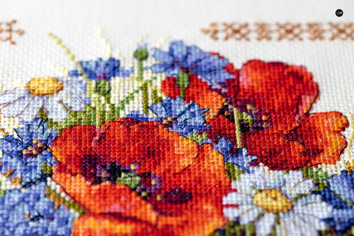 Kreuzstichset „Sommer-Sampler mit Mohnblumen“ von Merejka – K-130